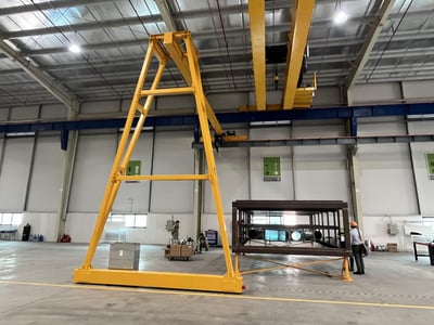 Cổng trục 1 tấn với pa lăng điện và mặt hút chân không tấm cemboard - ảnh 3