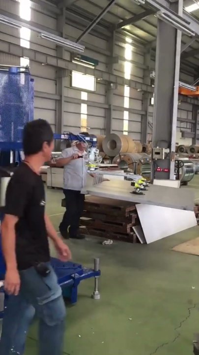 Tay nâng trợ lực nâng hạ tấm thép, kim loại. Tay máy nâng hạ. Tay máy công nghiệp