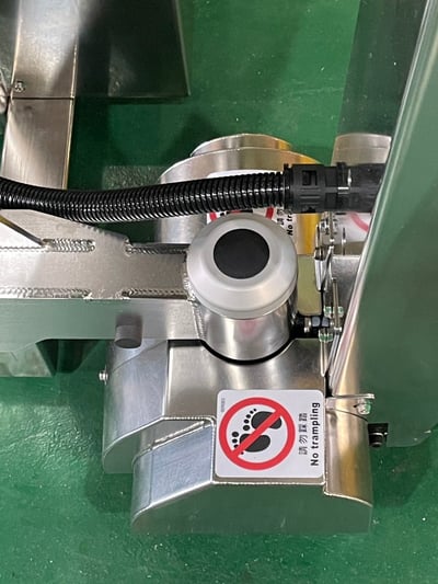 Xe nâng điện phòng sạch inox nâng thùng server cho nhà máy AI - ảnh 10