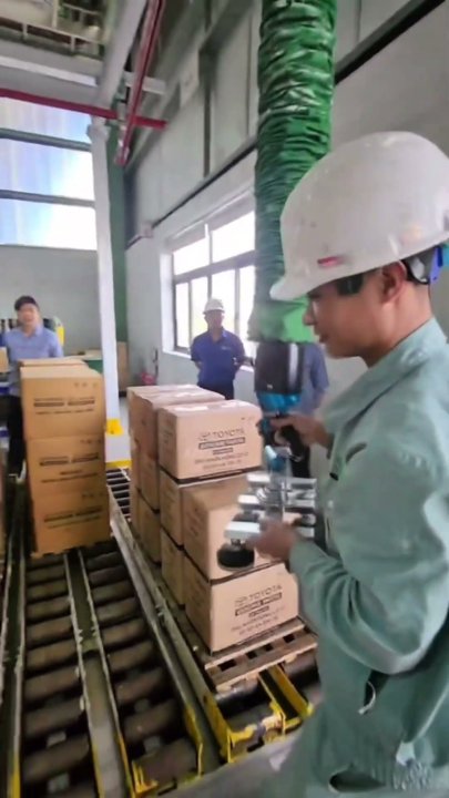 Khách test thiết bị nâng hạ chân không tay cầm đơn hút thùng giấy 30kg