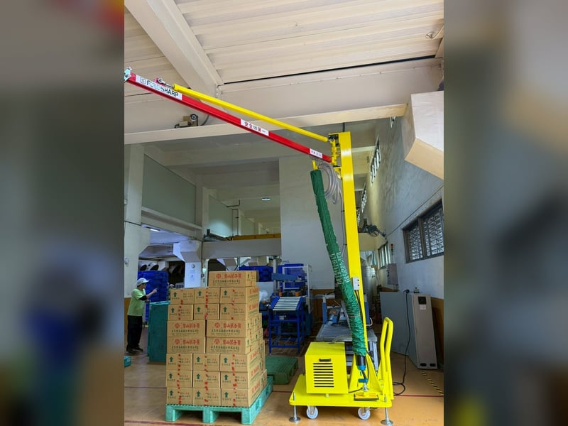 Cầu trục xoay 5T đế di động và hút chân không thùng giấy