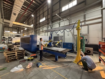 Cầu trục xoay khí nén và mặt hút chân không khí nén 150 kg nâng tấm thép lên máy cắt CNC - ảnh 2