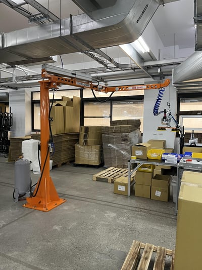Articulating Jib Crane with Horizontal Pneumatic Hoist for Carton Box Lifting - ảnh 1