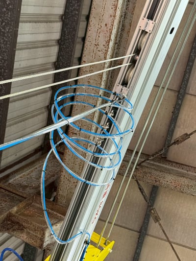 Cầu trục xoay khí nén bám cột đưa phôi vào máy CNC - ảnh 2