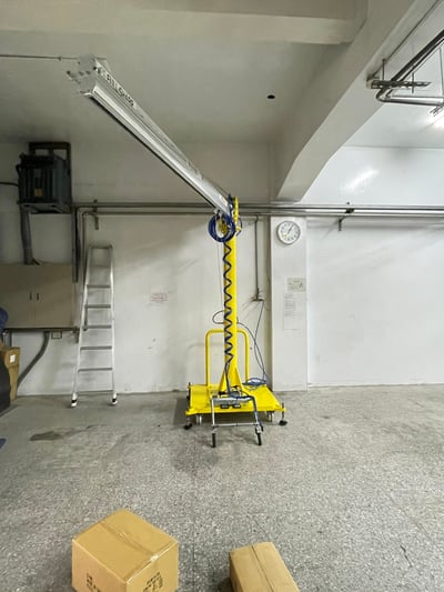 Mobile Pneumatic Jib Crane with Carton Box Lifting Tool - ảnh 4
