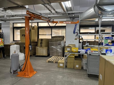 Articulating Jib Crane with Horizontal Pneumatic Hoist for Carton Box Lifting - ảnh 3