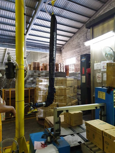 Cầu trục xoay khớp nối và ống hút chân không nâng thùng giấy - ảnh 2