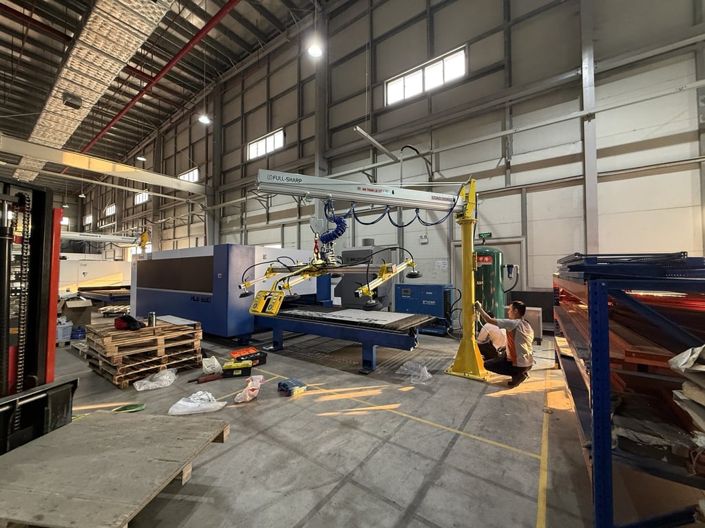 Cầu trục xoay khí nén và mặt hút chân không khí nén 150 kg nâng tấm thép lên máy cắt CNC