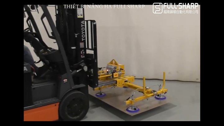Xe nâng điện . Thiết bị nâng hạ hút chân không tấm kim loại. Thiết bị nâng tấm thép, tấm kính