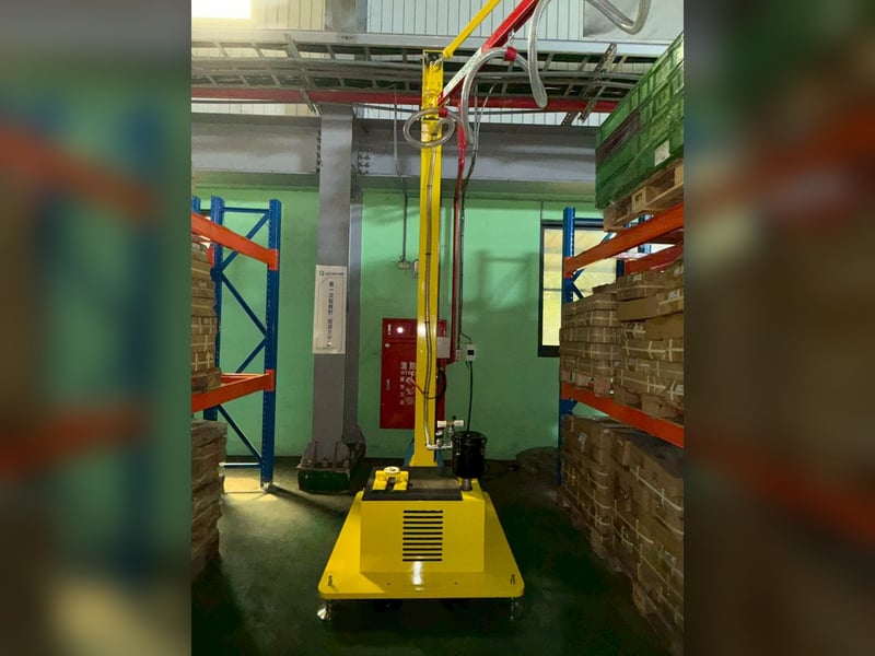 Cầu trục xoay thanh ray treo hút thùng giấy và khay nhựa