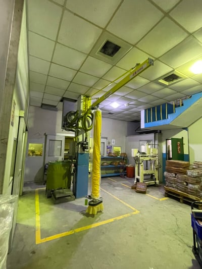 Cầu trục xoay treo tường ray 5T treo ống hút chân không Anver - ảnh 1