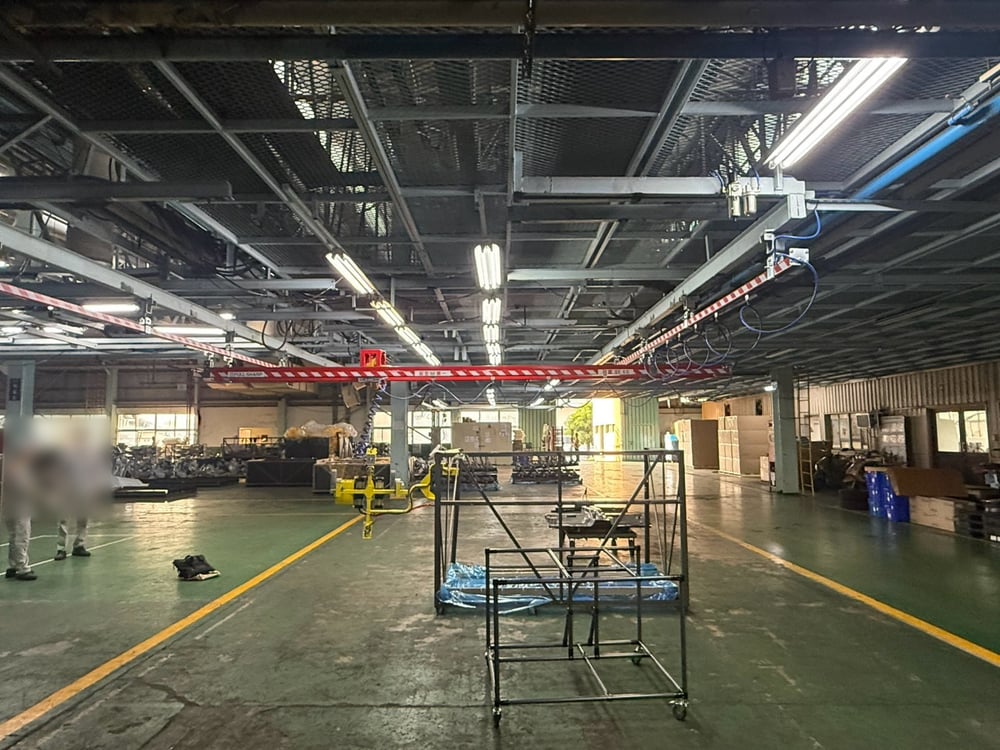 汽車車門搬運方案：真空吸取治具搭配 5T 雙樑天花板軌道與 ENDO 氣動吊車
