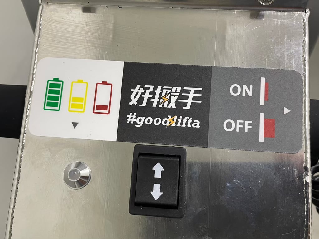 Xe nâng điện đẩy tay Goodlifta nâng cuộn nguyên liệu