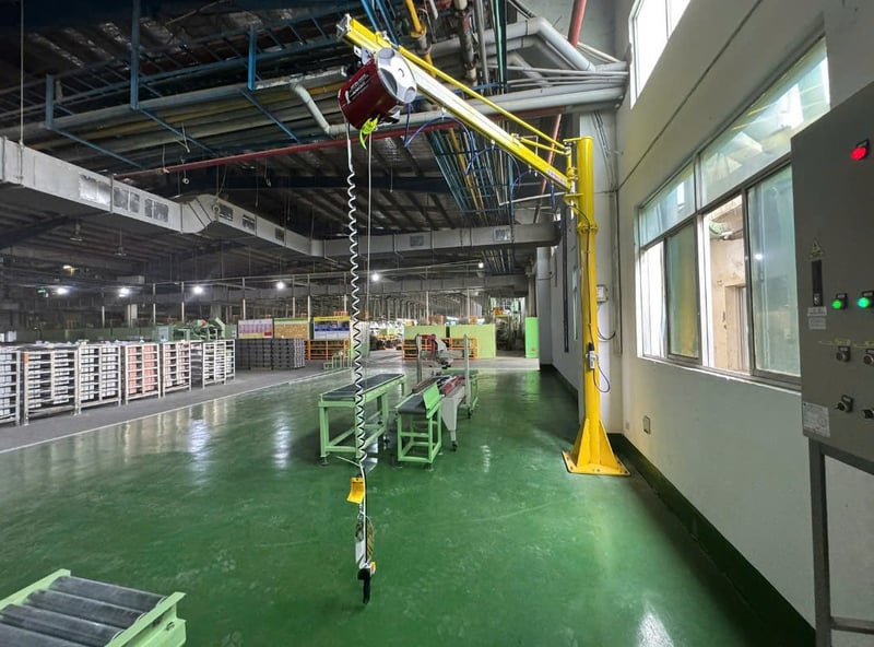 Cầu trục xoay ray 5T 200 kg và air balancer Knight Global nâng ắc quy