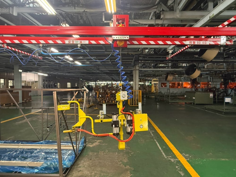 汽車車門搬運方案：真空吸取治具搭配 5T 雙樑天花板軌道與 ENDO 氣動吊車