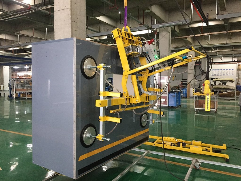 Lật 90° tấm thân xe RV