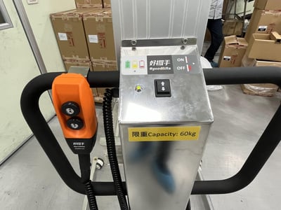 Xe nâng điện đẩy tay Goodlifta kẹp hai cạnh cuộn nguyên liệu - ảnh 5