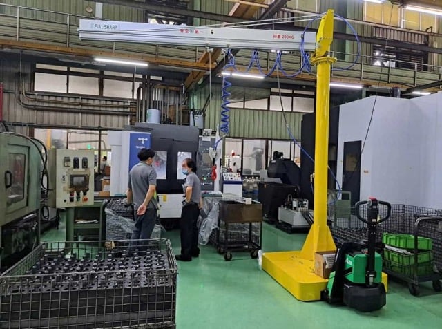 Cầu trục xoay khí nén đế di động và xe kéo điện đưa phôi vào máy CNC