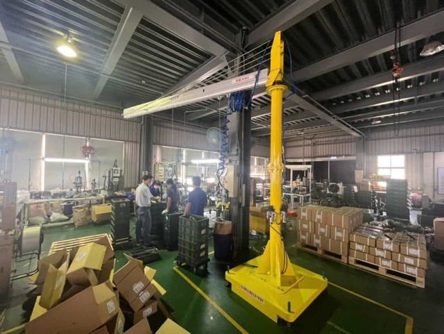 Cầu trục xoay khí nén với mặt hút chân không hút thùng giấy