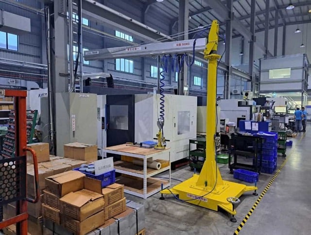 Cầu trục xoay khí nén đế di động với mặt hút khối silic chuyên dụng