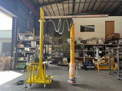 Cầu trục xoay ray nhôm đế bánh xe và ống hút chân không ANVER hút bao - ảnh 1