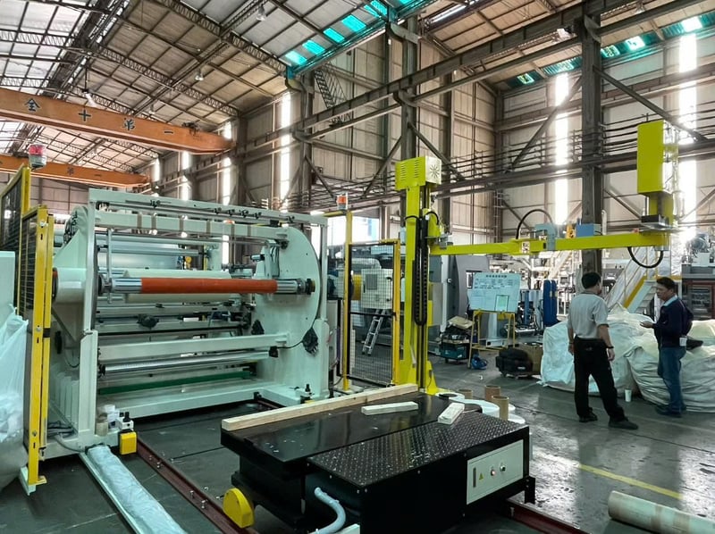 Tay nâng trợ lực kẹp trục airshaft rút khỏi lõi cuộn nguyên liệu