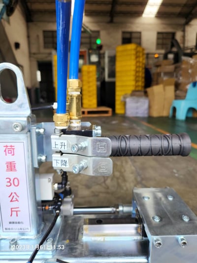 Cầu trục xoay khí nén đế cố định và tool kẹp khay nhựa - ảnh 17
