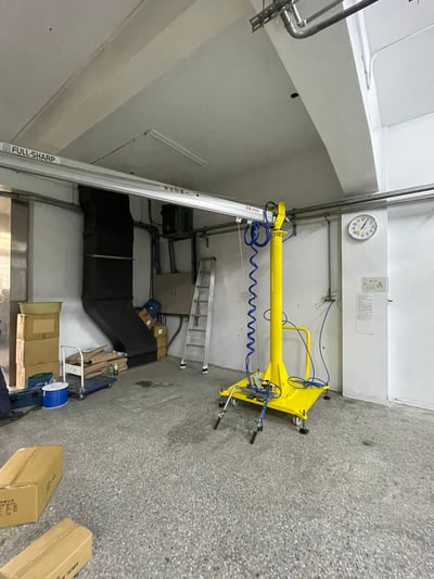 Mobile Pneumatic Jib Crane with Carton Box Lifting Tool - ảnh 3