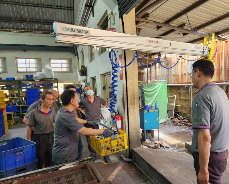 Cầu trục xoay khí nén 80 kg với tool nâng khay nhựa