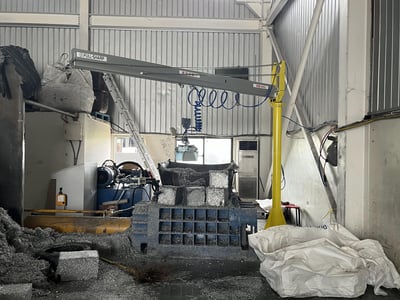 Pneumatic Jib Crane with Scrap Metal Gripper - ảnh 5