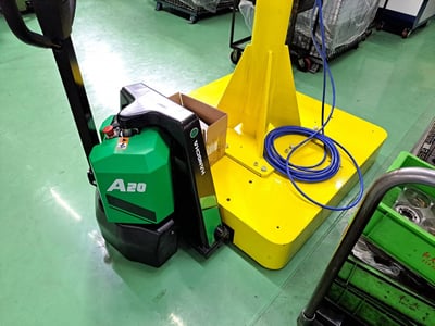 Cầu trục xoay khí nén đế di động và xe kéo điện đưa phôi vào máy CNC - ảnh 10