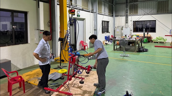Test thiết bị nâng hạ chân không hút và lật tấm gỗ