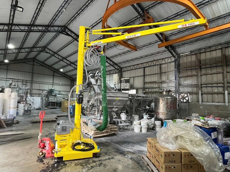 Cầu trục xoay đế di động nâng chân không hút thùng giấy