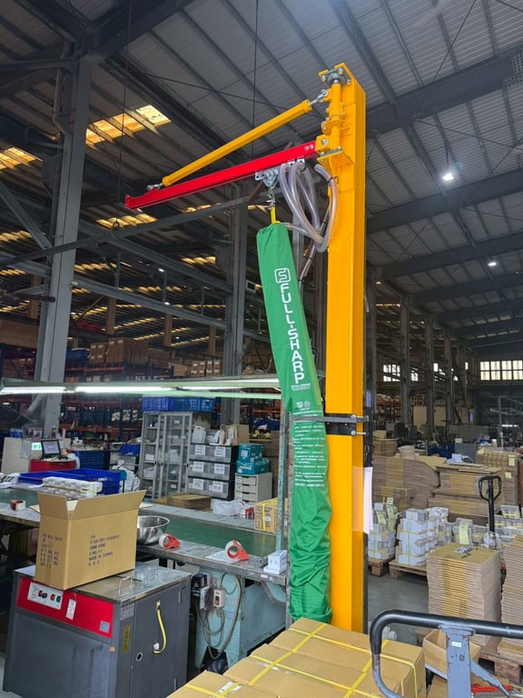 Cầu trục xoay thanh ray 5T và ống hút chân không hút thùng giấy