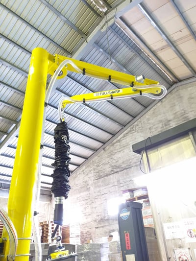 Cầu trục xoay khớp nối và ống hút chân không nâng thùng giấy - ảnh 3