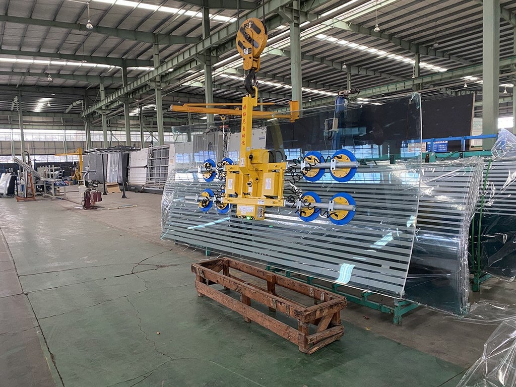 Lật, xoay tay khi bốc xếp kính cong