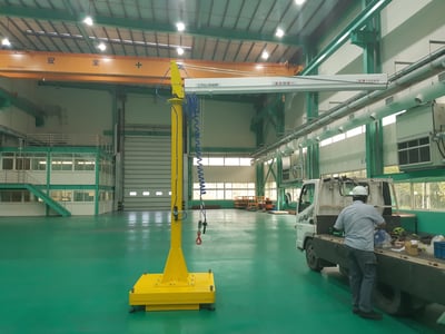Cầu trục xoay khí nén đế di động cho xưởng linh kiện hàng không - ảnh 1