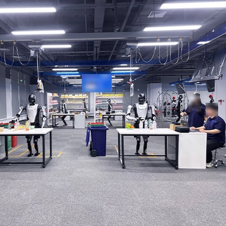 Pa lăng servo và dây treo an toàn phủ khắp khu huấn luyện robot