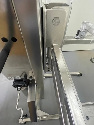 Xe nâng điện đẩy tay Goodlifta cho phòng sạch - ảnh 1