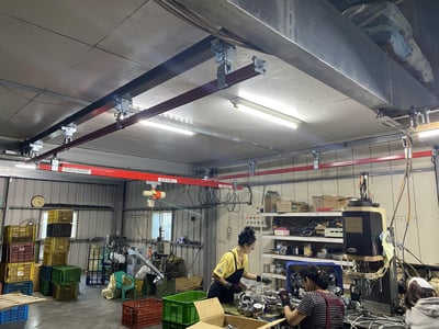 Suspended Pneumatic Jib Crane on 5T Rail with 200 kg Plastic Tray Gripper - ảnh 25