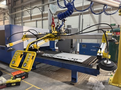 Cầu trục xoay khí nén và mặt hút chân không khí nén 150 kg nâng tấm thép lên máy cắt CNC - ảnh 5