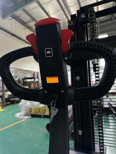 Xe nâng điện chân rộng tải 1 đến 3 tấn cho kho và nhà xưởng - ảnh 6