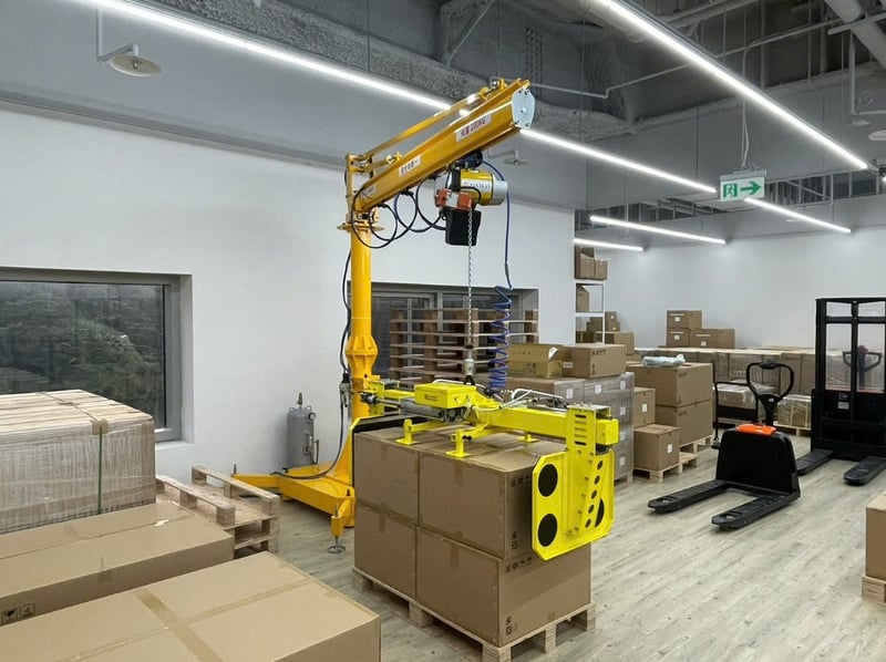 Cầu trục xoay 500 kg đế di động kèm tool kẹp thùng giấy