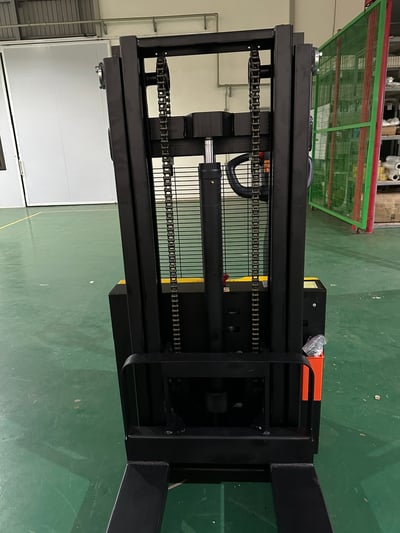 Xe nâng điện chân rộng tải 1 đến 3 tấn cho kho và nhà xưởng - ảnh 2