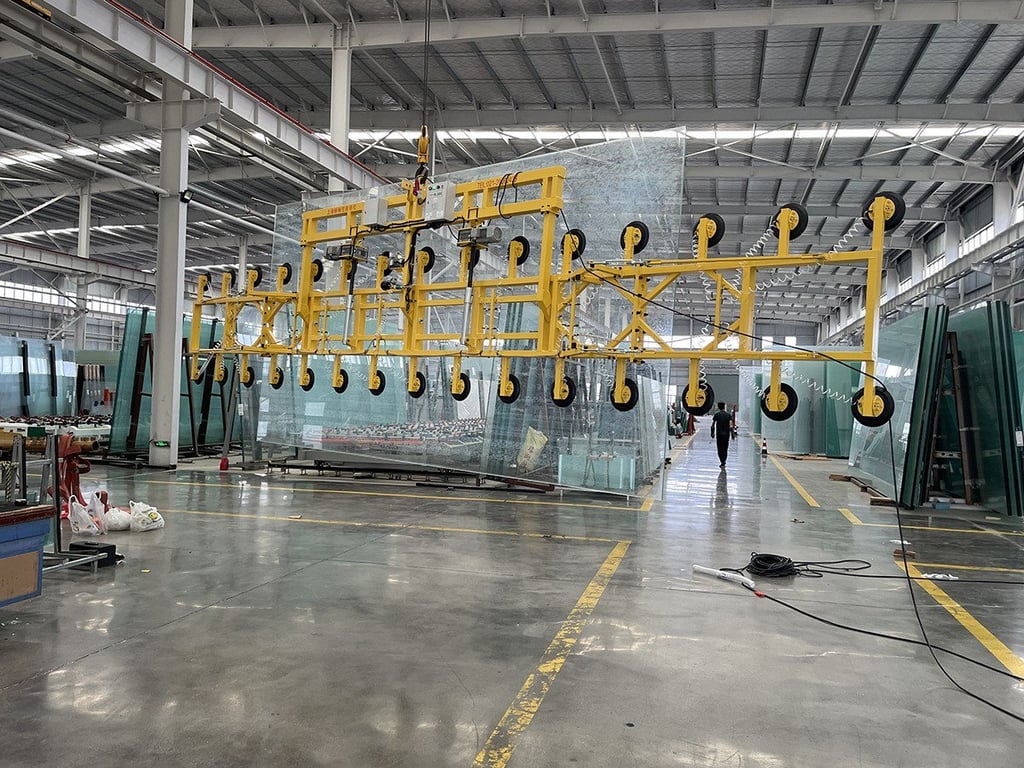 Lật điện 90° khi bốc xếp kính tấm nguyên