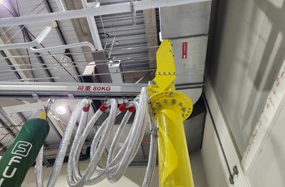 Cầu trục xoay đế di động và bộ hút chân không hút thùng giấy - ảnh 1