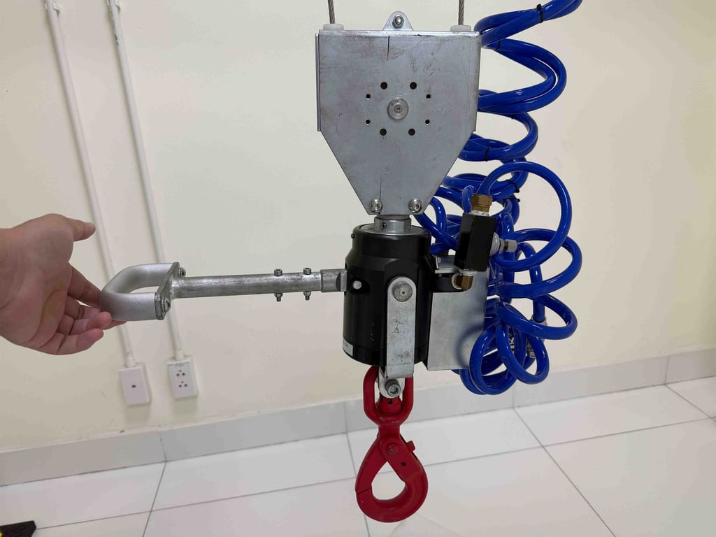 Force-sensing control handle