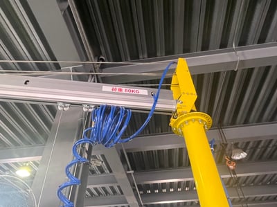 Cầu trục xoay khí nén với mặt hút chân không hút thùng giấy - ảnh 3