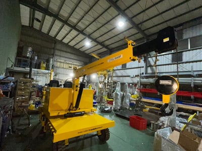 Xe cẩu điện 3 tấn nâng cao 4 m di chuyển trong xưởng - ảnh 2