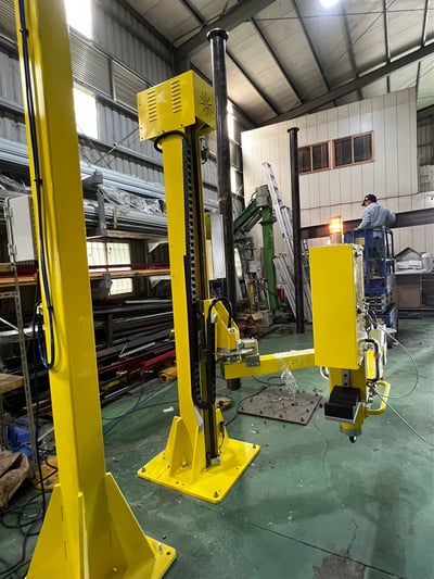 Tay nâng trợ lực kẹp trục airshaft rút khỏi lõi cuộn nguyên liệu - ảnh 4